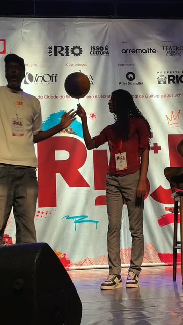 Jovens participando de atividade no palco